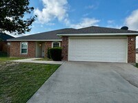Building Photo - Spacious 4 Bedroom 2 Bath