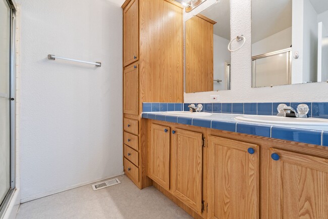 Building Photo - 3BR House Available in Pleasant Valley