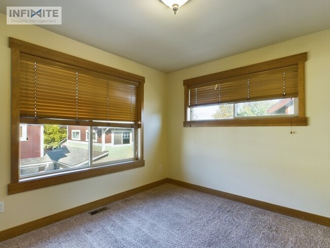 Building Photo - 3 Bedroom and Office!