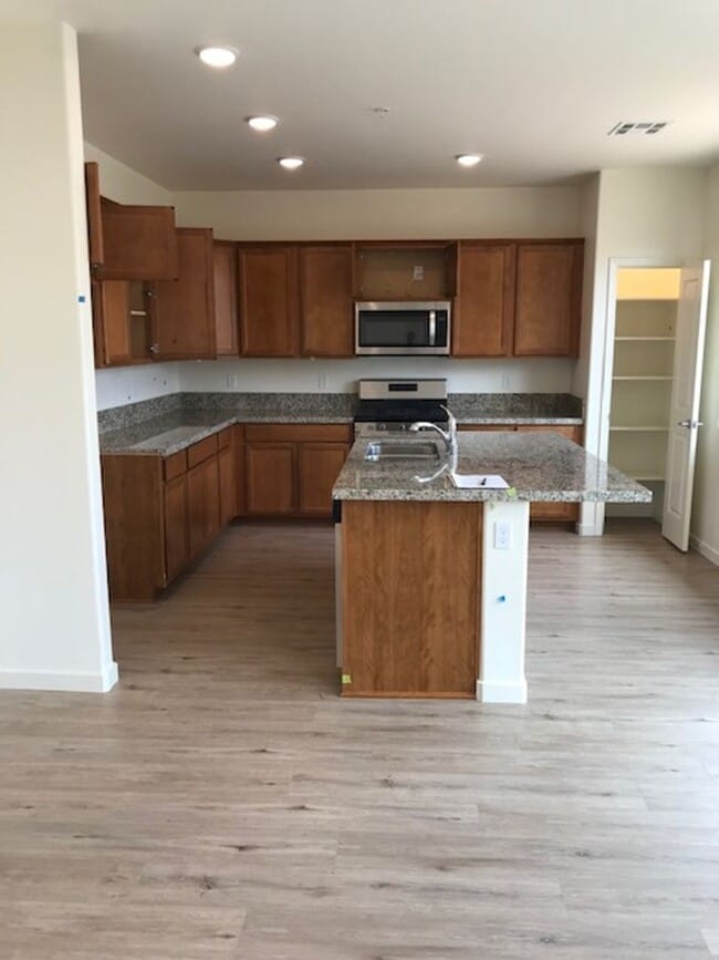 Primary Photo - 3 bed 2 1/2 bath townhome in gated communi...