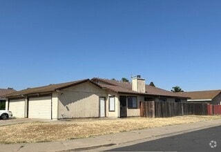 Building Photo - North Stockton 3 Bedroom 2 Bath Duplex