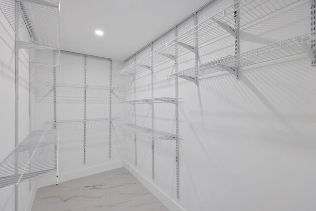 Building Photo - 542 Canoe Point