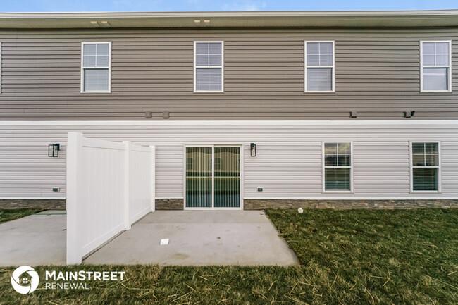 Building Photo - Town Home Available For Immediate Move In!
