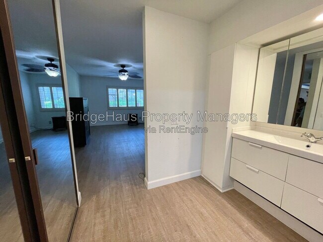 Building Photo - 5765 Friars Rd