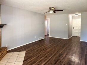 Building Photo - 3 Bedroom / 2 Bath / 2 Car Garage in Quiet...