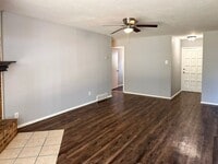 Building Photo - 3 Bedroom / 2 Bath / 2 Car Garage in Quiet...