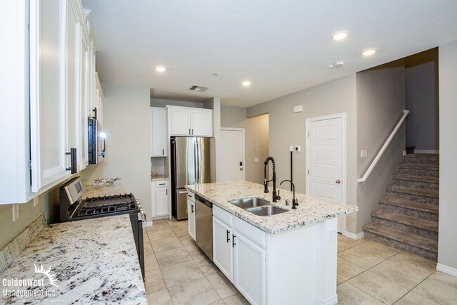 Building Photo - Stunning 3Bdm 2.5Ba Row Home in a Gated Co...