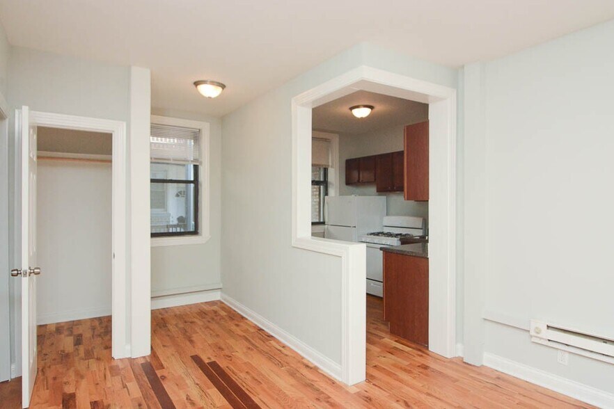 Building Photo - 4420 N Wolcott Ave