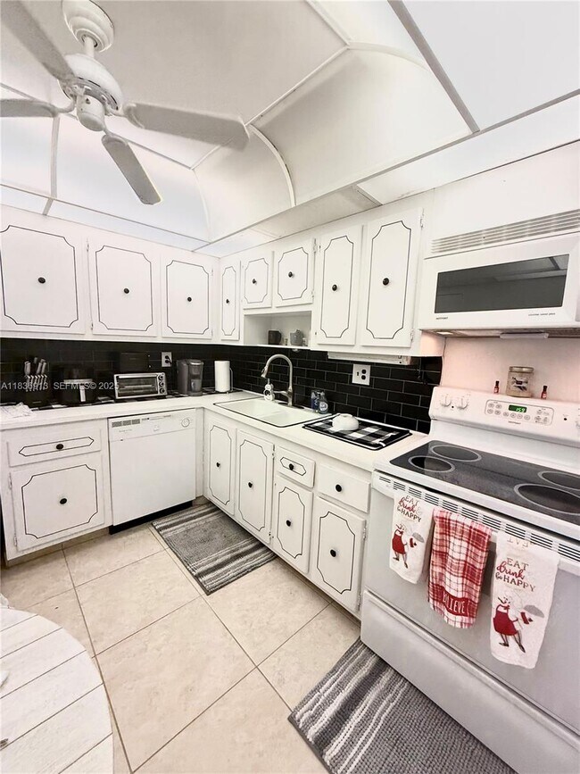 Building Photo - 1833 S Ocean Dr