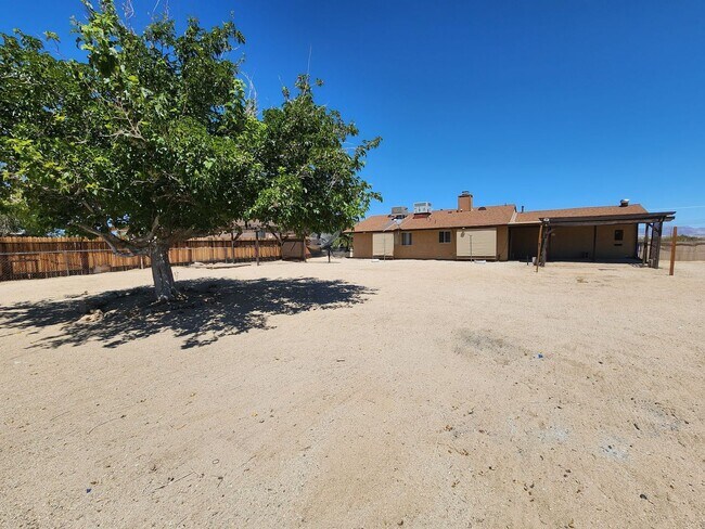 Building Photo - 3 Bedroom home ready for move in!