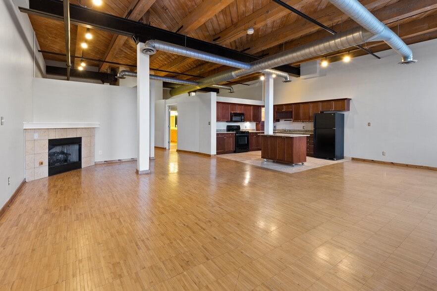 Building Photo - 200 River Place Dr