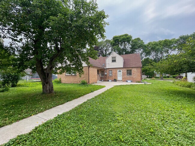 Building Photo - 4924 N 73rd St