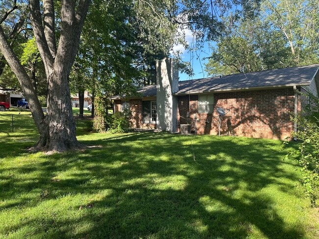 Building Photo - Available Now!  3-Bedroom, 2-Bathroom Spri...
