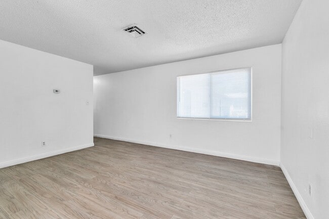 Building Photo - 2508 E Mesquite Ave