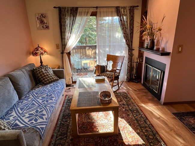 Building Photo - Fully Furnished 2 Bedroom Condo w/ All Uti...