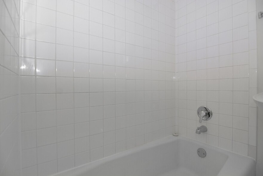 Building Photo - 1437 W Warner Ave