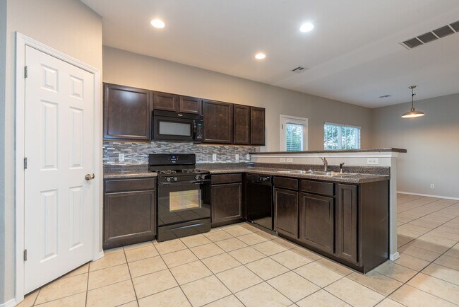 Building Photo - 3 Bed | 2.5 Bath in Broken Arrow!