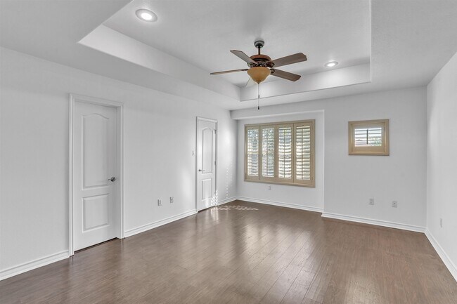 Building Photo - 9813 Sandhill Dr