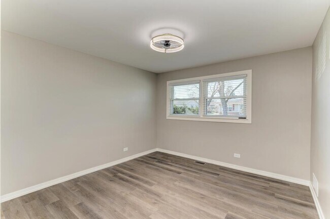 Building Photo - 935 Elmwood Ln