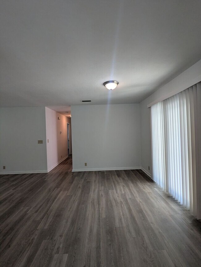 Building Photo - 2 bedroom/ 2 bath in Turkey Creek Forest