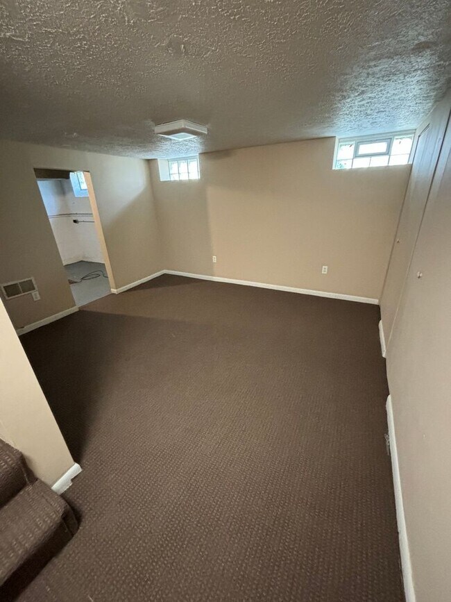 Building Photo - 2 Bedroom 1 bath Great location Euclid ave...