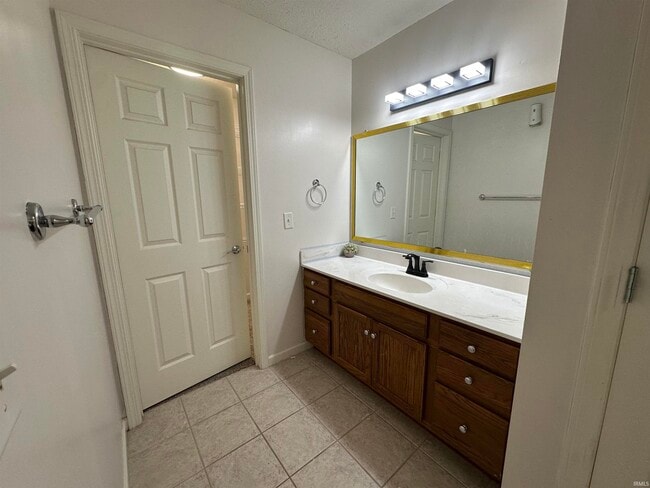 Building Photo - 10686 Fall Creek Dr