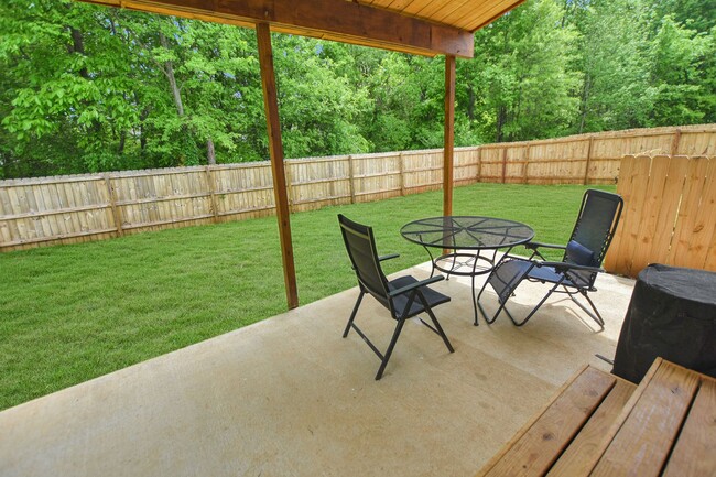 Building Photo - Pet Friendly Three Bedroom!