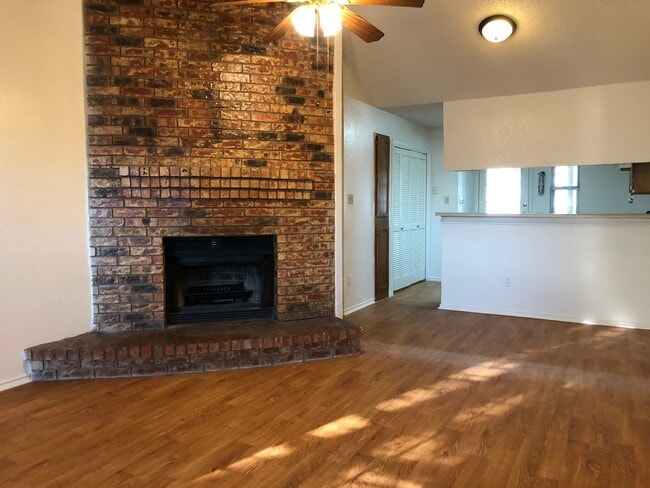 Building Photo - AVAILABLE NOW --Two Bedroom 1.5 Bath Duplex Unit in Euless