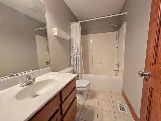Building Photo - 4 Bedroom Home in Bloomington's East Side