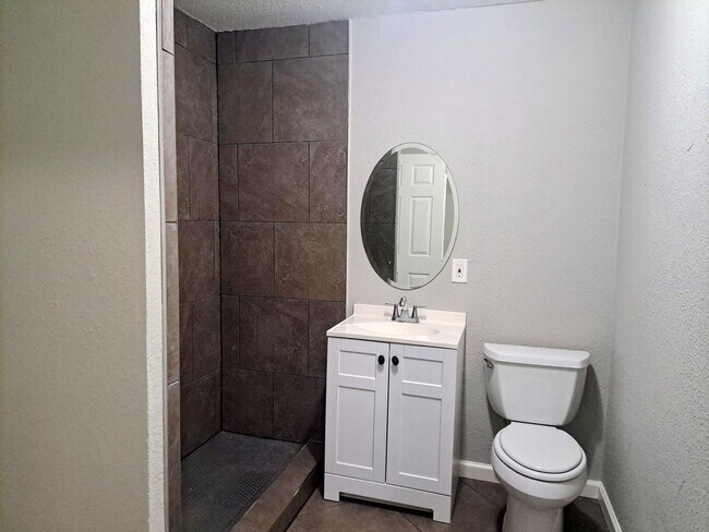 Building Photo - 4 bedroom, 2 bath home, Handicap accessible