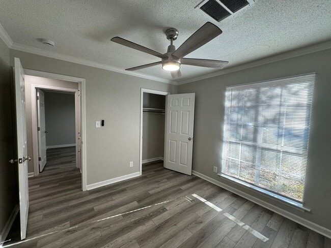 Building Photo - Beautifully Redone