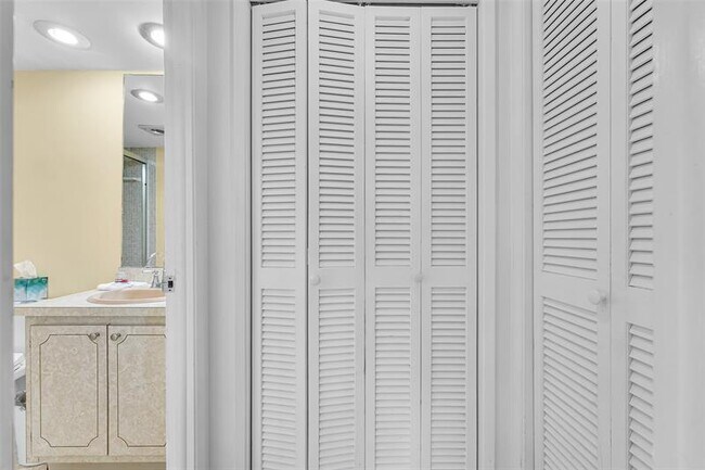 Building Photo - 3150 N Palm Aire Dr