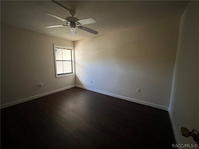 Building Photo - 760 E Gilchrist Ct