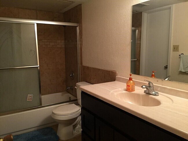 Building Photo - 527 Jeff Davis Dr