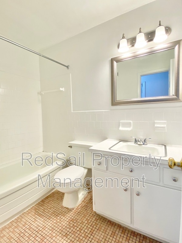 Building Photo - 701 Essex Park Dr