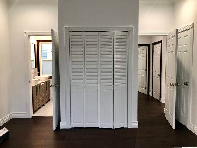 Building Photo - 2406 Clay St