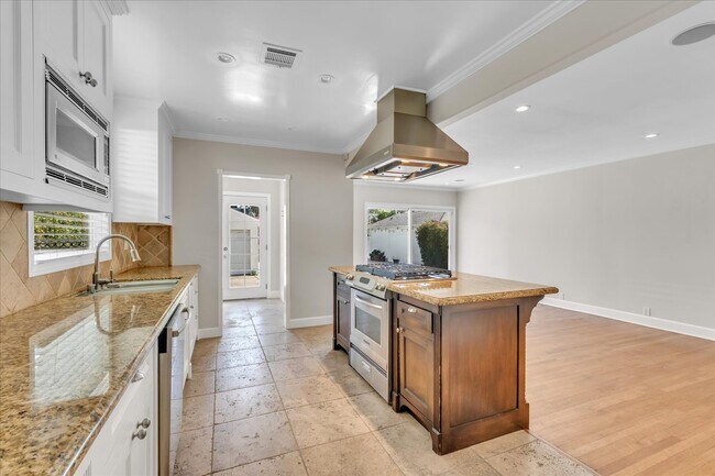 Kitchen - 4710 Cartwright Ave