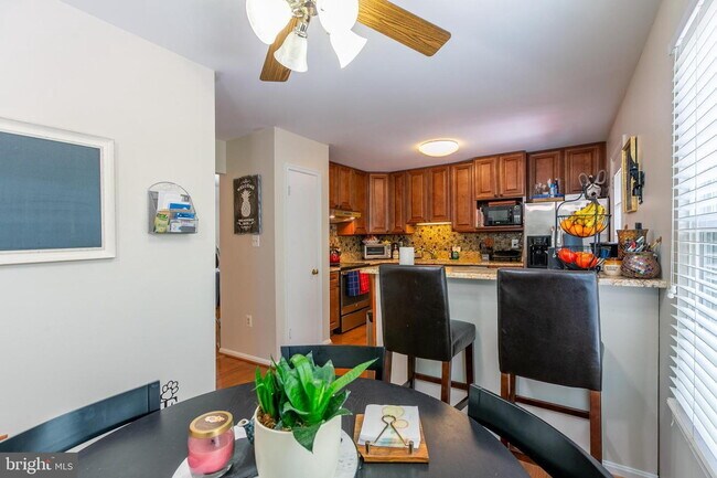 Building Photo - Stylish and Spacious Townhome with Open Floor Plan and Updated Kitchen