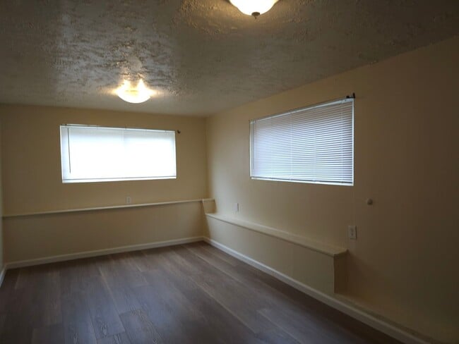 Building Photo - Large 5 bedroom 2 bath Split Level House w...