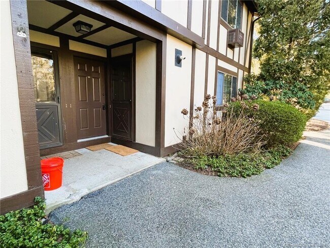 Building Photo - 7 Eden Ct