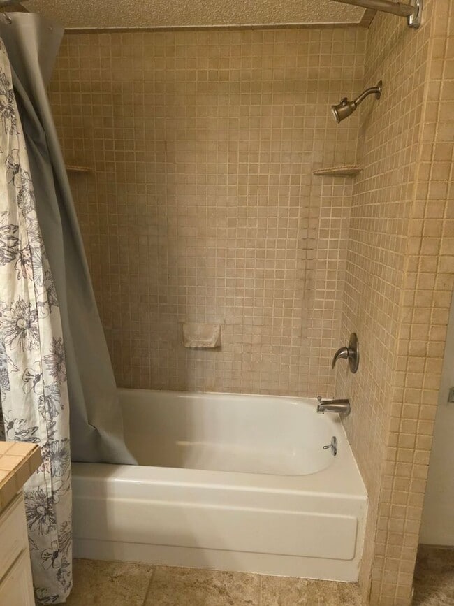 Building Photo - Nice modern style 1 Bdrm Condo in Delaware...