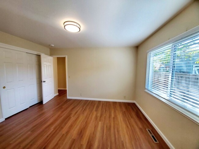 Building Photo - Lovely 3 bedroom 2 bath duplex with private garage and backyard