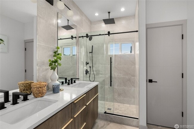 Building Photo - 3Bd/3.25Ba Seattle House