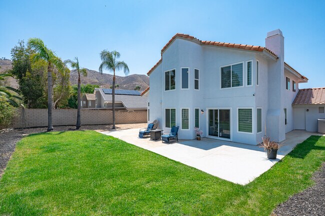 Building Photo - Luxe Spacious Home Near Parks Fully Equipped