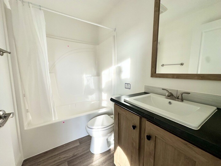 Building Photo - 16 Rainier St N