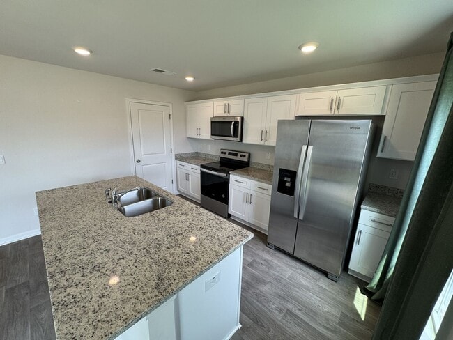 Building Photo - ***** $200 OFF FIRST MONTH RENT *****