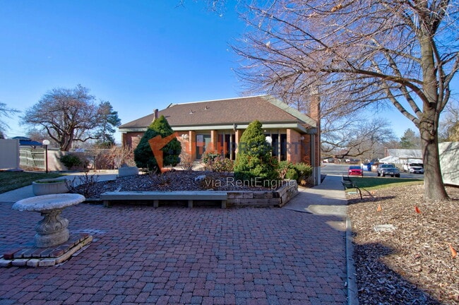 Building Photo - 1180 S Foothill Dr