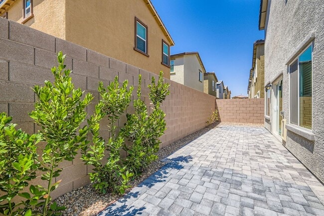 Building Photo - Spacious & Smart: Southern Highlands 4-Bed...