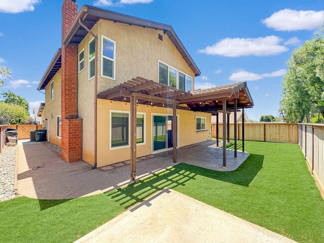 Building Photo - Beautifully updated 4-bed, 3-bath, two-sto...