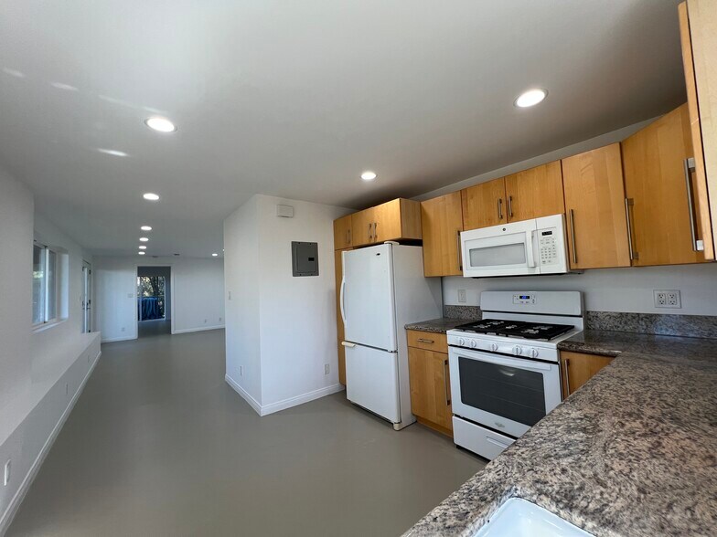 Kitchen - 3623 Serra Rd